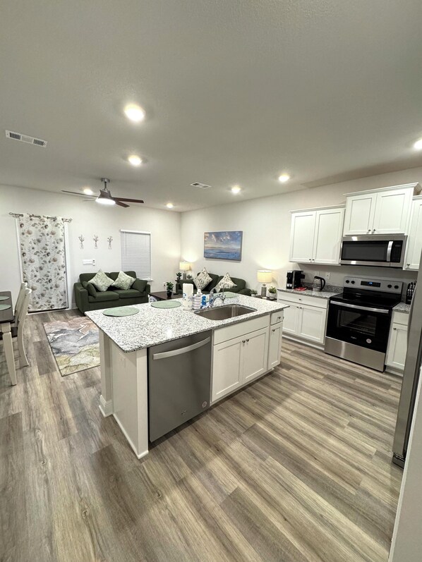 Køleskab, mikrobølgeovn, ovn, kogeplade