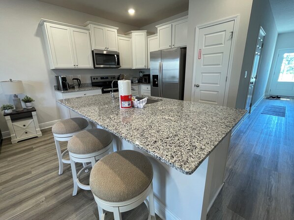 Fridge, microwave, oven, stovetop - 2 king beds - 2.5 Bath Townhome - Sleeps 8-10 - Walk to Beach - Free Fast WIFI (Panama City Beach)