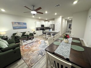 Smart TV - 2 king beds - 2.5 Bath Townhome - Sleeps 8-10 - Walk to Beach - Free Fast WIFI (Panama City Beach)