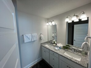 Dusch, hårtork, handdukar och tvål