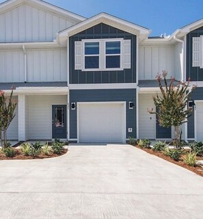 Exterior - 2 king beds - 2.5 Bath Townhome - Sleeps 8-10 - Walk to Beach - Free Fast WIFI (Panama City Beach)