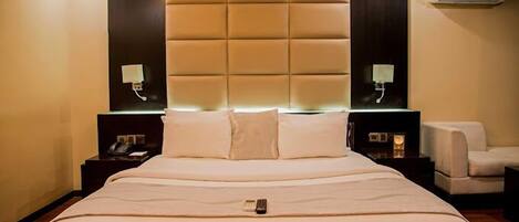 Chambre Junior, balcon, vue ville | Bureau, espace de travail pour ordinateur portable, rideaux occultants