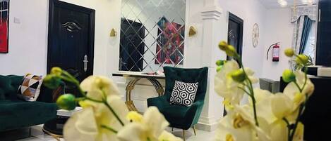 Chambre Junior, balcon, vue ville | Coin séjour