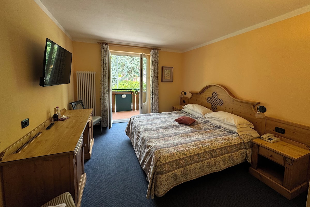 Camera Comfort con letto matrimoniale o 2 letti singoli, balcone, vista montagna | Wi-Fi gratuito