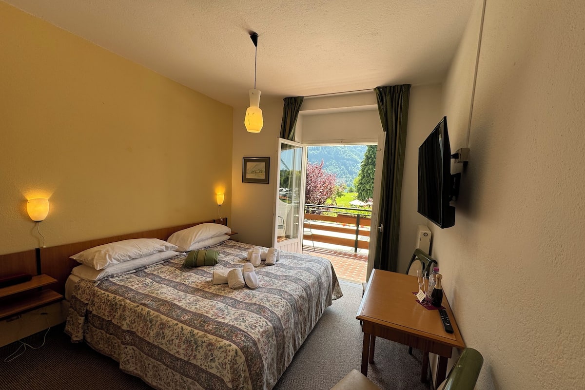 Camera Standard con letto matrimoniale o 2 letti singoli, balcone, vista lago | Wi-Fi gratuito