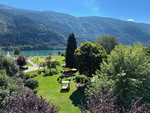 Un parc avec un lac, des montagnes et un terrain de golf.