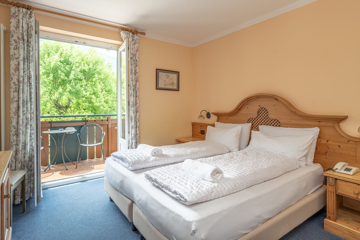 Comfort Triple Room, Balcony, Lake View | Minibar, WiFi (free), bed sheets