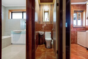 Secador de cabelo, toalhas de banho, sabonete, papel higiênico
