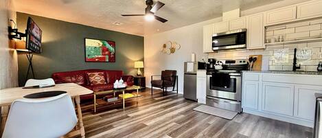 Réfrigérateur, four, plaque de cuisson, cafetière/bouilloire