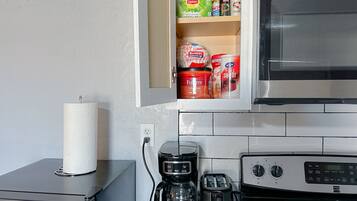 Fridge, oven, stovetop, coffee/tea maker