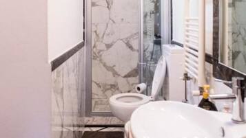 Haartrockner, HandtĂŒcher, Seife, Toilettenpapier