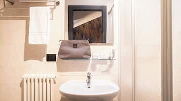Doppel- oder Zweibettzimmer, Talblick | Badezimmer | Dusche, kostenlose Toilettenartikel, Haartrockner, Handtücher