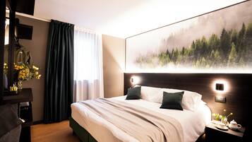 Doppel- oder Zweibettzimmer, Talblick | Zimmersafe, Schreibtisch, laptopgeeigneter Arbeitsplatz