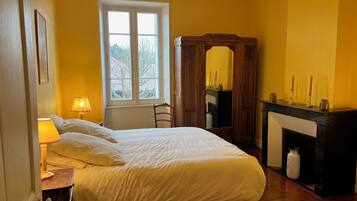 4 bedrooms, iron/ironing board, travel crib, bed sheets