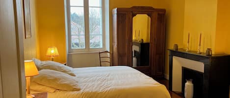 4 quartos, ferros/tábuas de passar roupa, berço de viagem, roupa de cama
