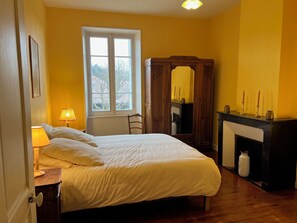 4 chambres, fer et planche à repasser, lit parapluie, draps fournis