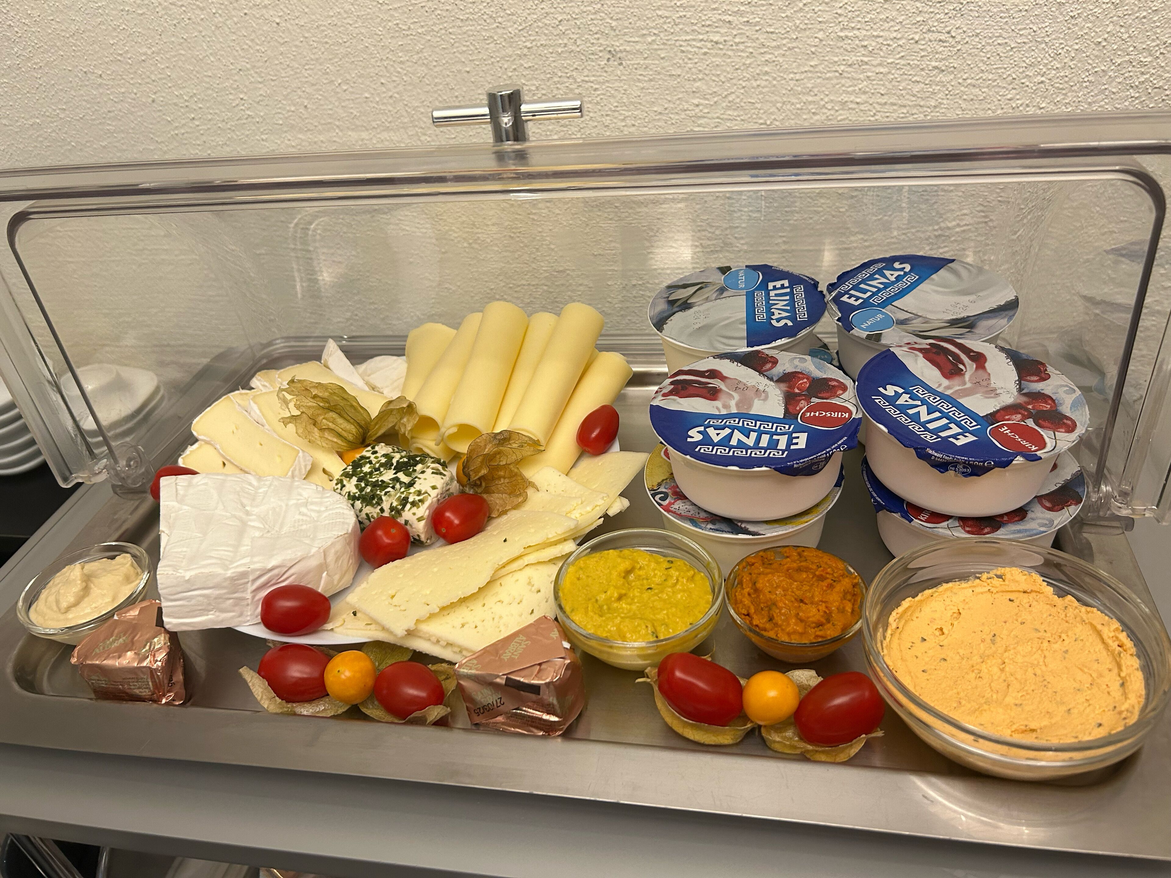 بوفيه فطور يوميًا بتكلفة قدرها (17.90 EUR للشخص)