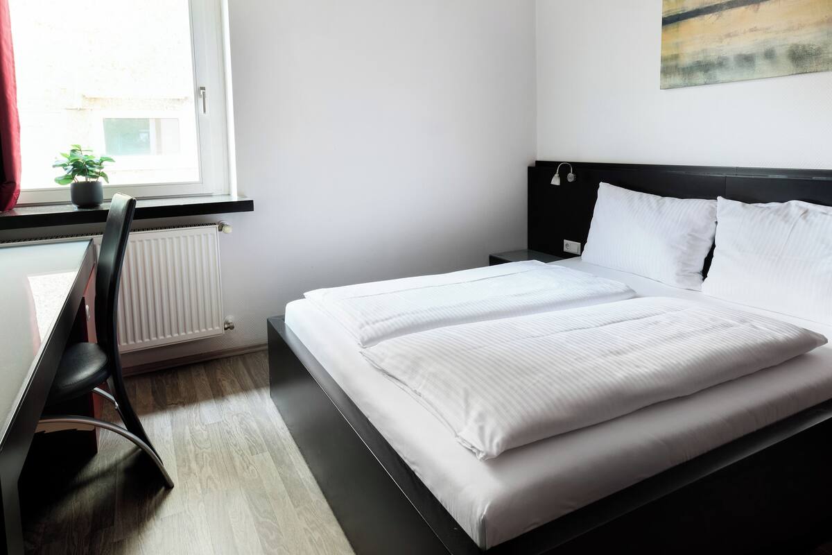 1 bedroom, desk, laptop workspace, free WiFi
