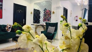 Căn hộ dành cho gia đình, ban công, quang cảnh thành phố | Khu phòng khách