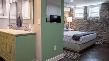 4 bedrooms, iron/ironing board, travel crib, free WiFi