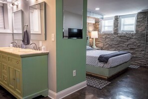 4 bedrooms, iron/ironing board, travel crib, free WiFi