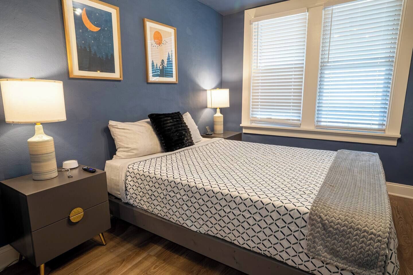 4 slaapkamers, een bureau, een strijkplank/strijkijzer, reisbedje