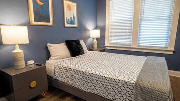 4 slaapkamers, een bureau, een strijkplank/strijkijzer, reisbedje