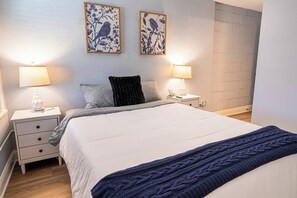 4 chambres, bureau, fer et planche à repasser, lit de bébé portatif