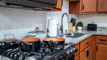 Kylskåp, mikrovågsugn, ugn och spishäll