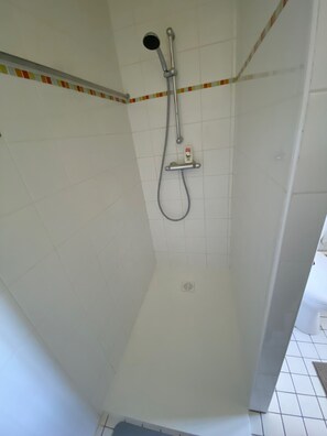 Sèche-cheveux, serviettes fournies, papier toilette