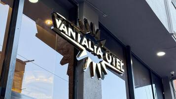 Um sinal para 'VANTALYA OTE' com um desenho semelhante a um sol.