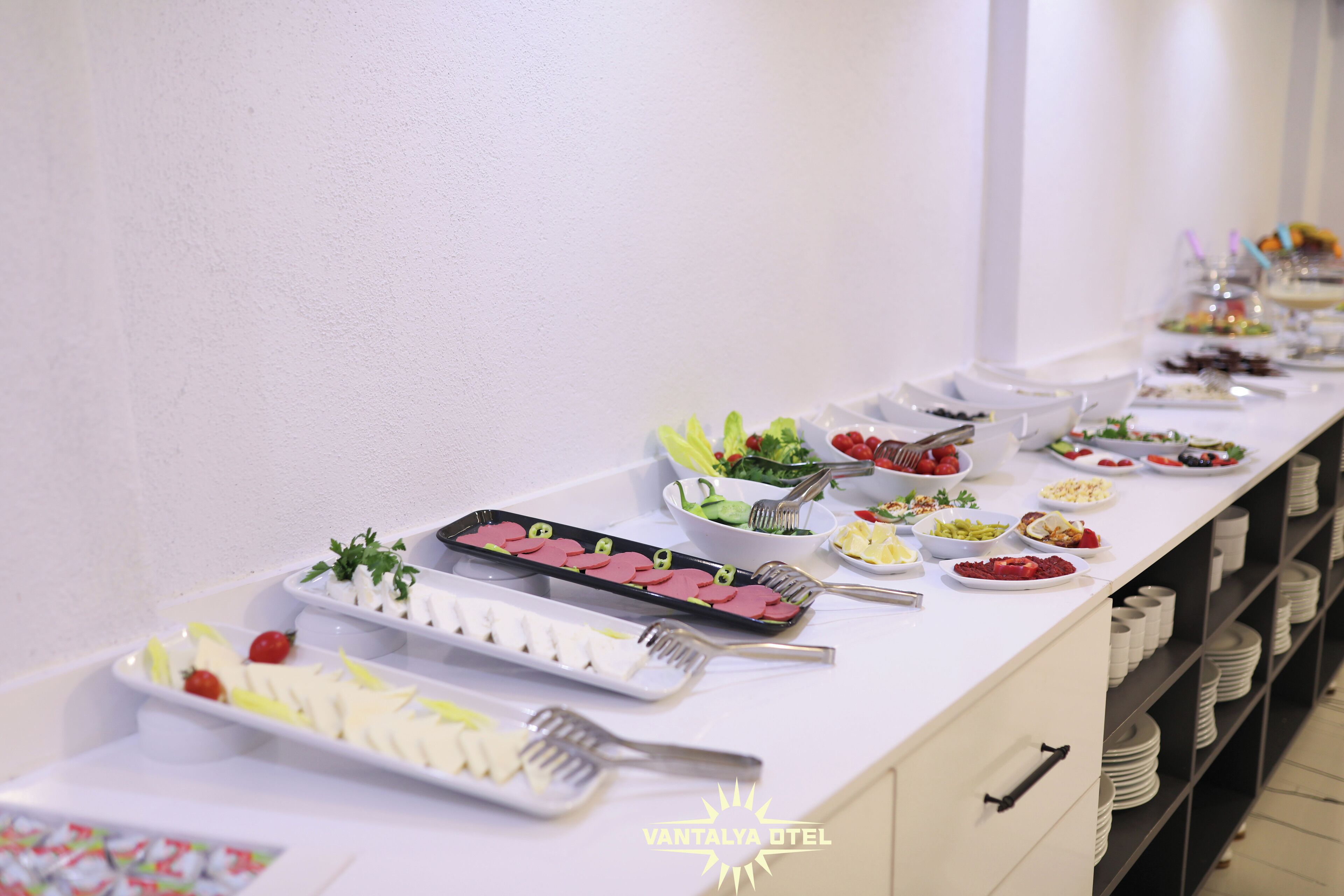 Una mesa de buffet con diversos alimentos y utensilios.