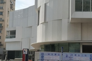 A modern building with a curved facade and large windows. - Ge Lai Ya Hotel (Shanghai)