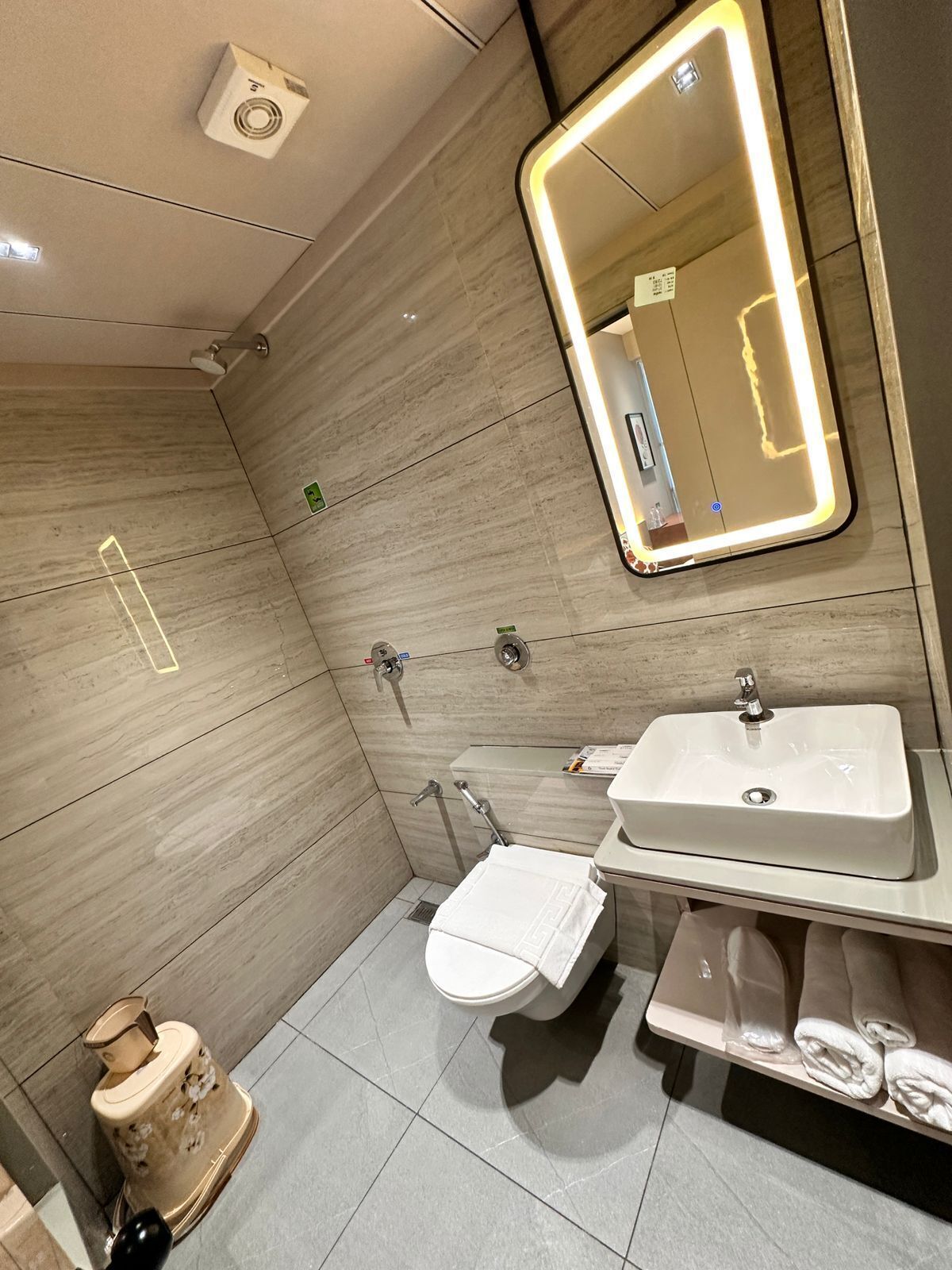 Suite Mewah | Kamar mandi | Sandal