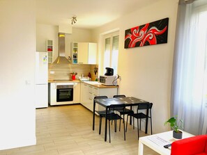 Een koelkast, een magnetron, een oven, een vaatwasser