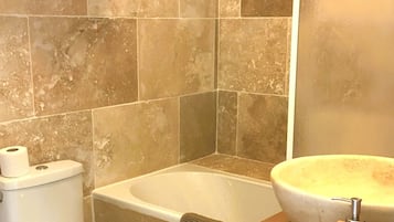 Articles de toilette écologiques, sÚche-cheveux, serviettes fournies