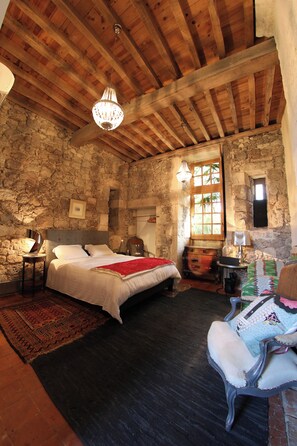 7 bedrooms, iron/ironing board, WiFi, bed sheets