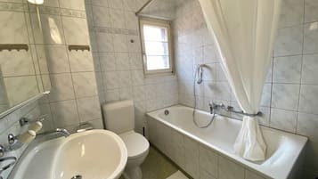 Gruppen Apartment | Salle de bain | Douche, papier toilette