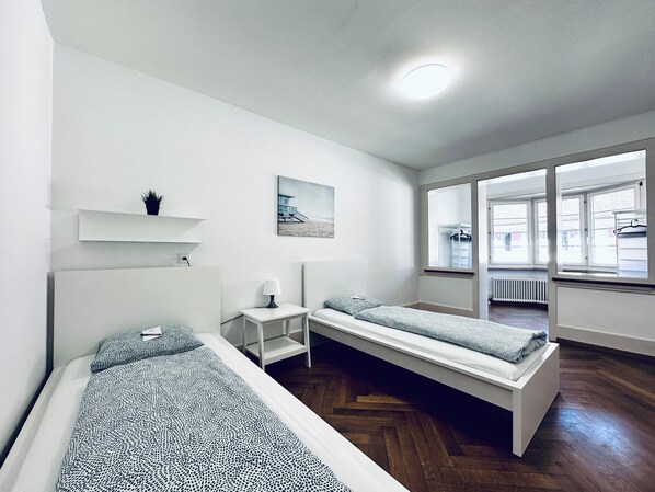 Desk, laptop workspace, free WiFi - ZIMMERzuVERMIETEN.ch Balsthal (Balsthal)