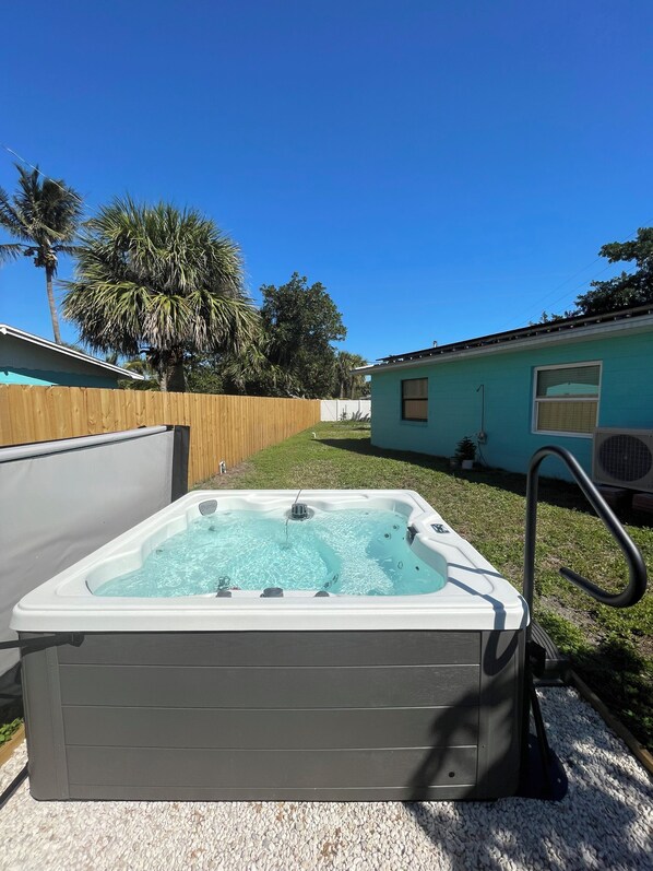 Outdoor spa tub - 1 block to the beach, awesome! (Cocoa Beach)