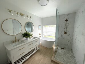 Shower, hair dryer, towels, soap - 1 block to the beach, awesome! (Cocoa Beach)