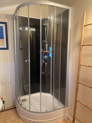 Dusche, umweltfreundliche Kosmetikartikel, Haartrockner, Handtücher