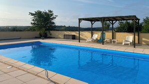 A swimming pool with a pergola and lounge chairs. - Relaxation and Well-being break near Bordeaux | Yoga & Swimming pool (Chatenet)