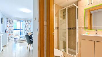 Een douche, een haardroger, handdoeken