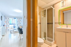 Shower, hair dryer, towels
