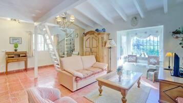 House, 5 Bedrooms, Terrace | Ruang tamu