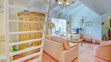 House, 5 Bedrooms, Terrace | Living area