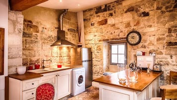 Comfort Apartment, Ensuite (Mimi Pinson) | Shared kitchen