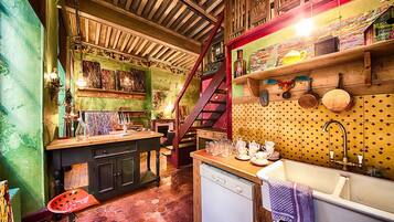 Romantic Apartment, Ensuite (Un Autre Monde) | Private kitchen