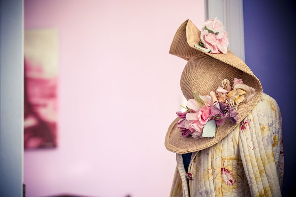 Una persona con sombrero de paja decorado con flores.